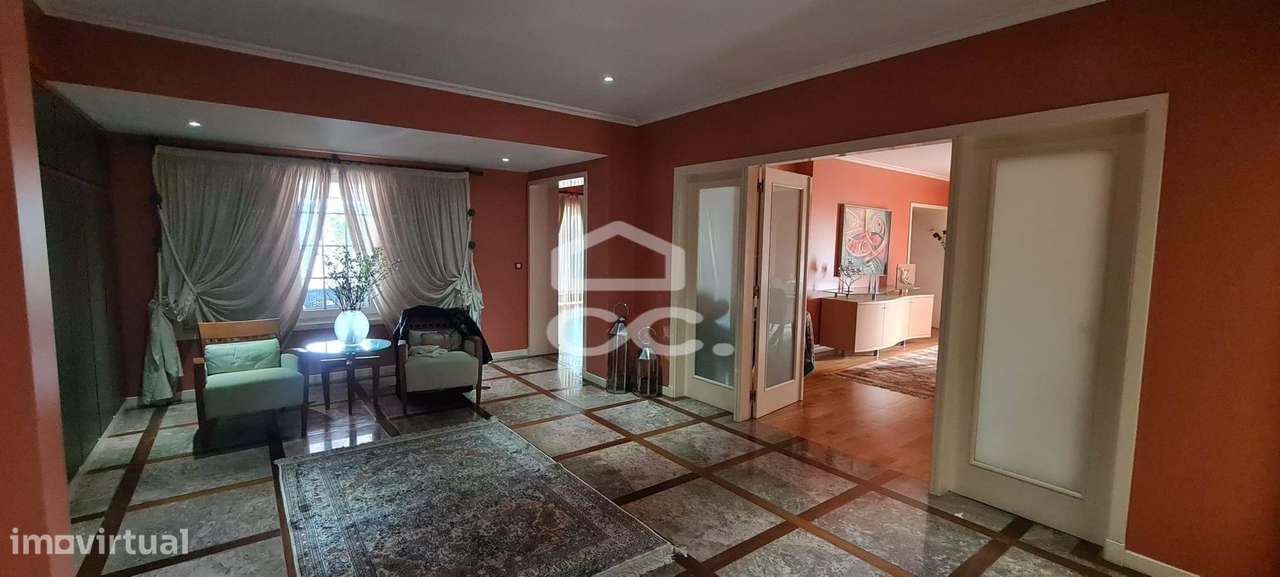 Vivenda de luxo com piscina e vistas deslumbrantes a minutos do centro-8