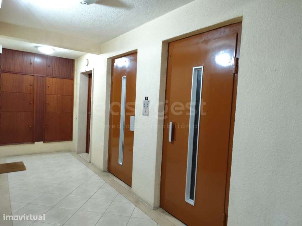 Apartamento T2 remodelado em predio cuidado na Tapada das Mercês - Grande imagem: 4/19