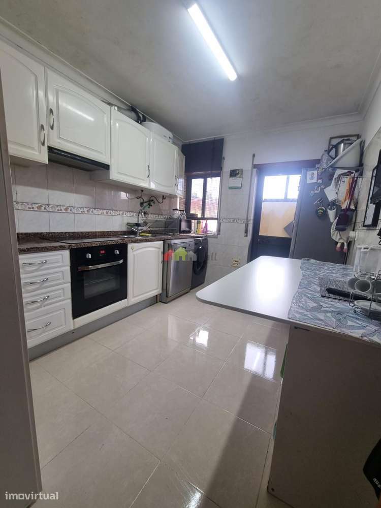 T2 transformado em T3, parqueamento/arrecadação na Vila Verde - Grande imagem: 4/18