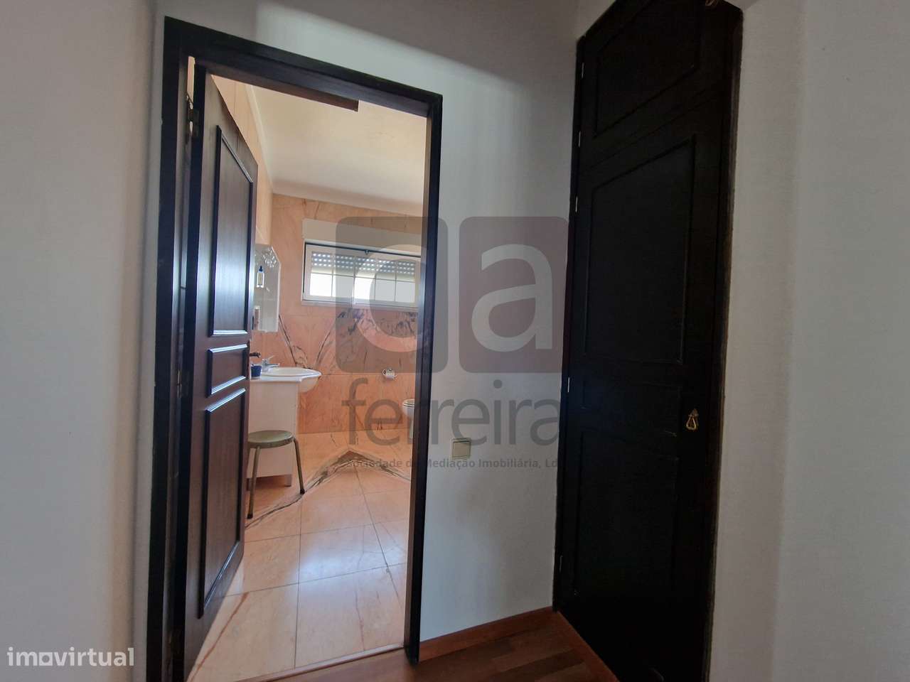 Moradia T3+1 no centro de Almeirim com garagem ampla e quintal-24