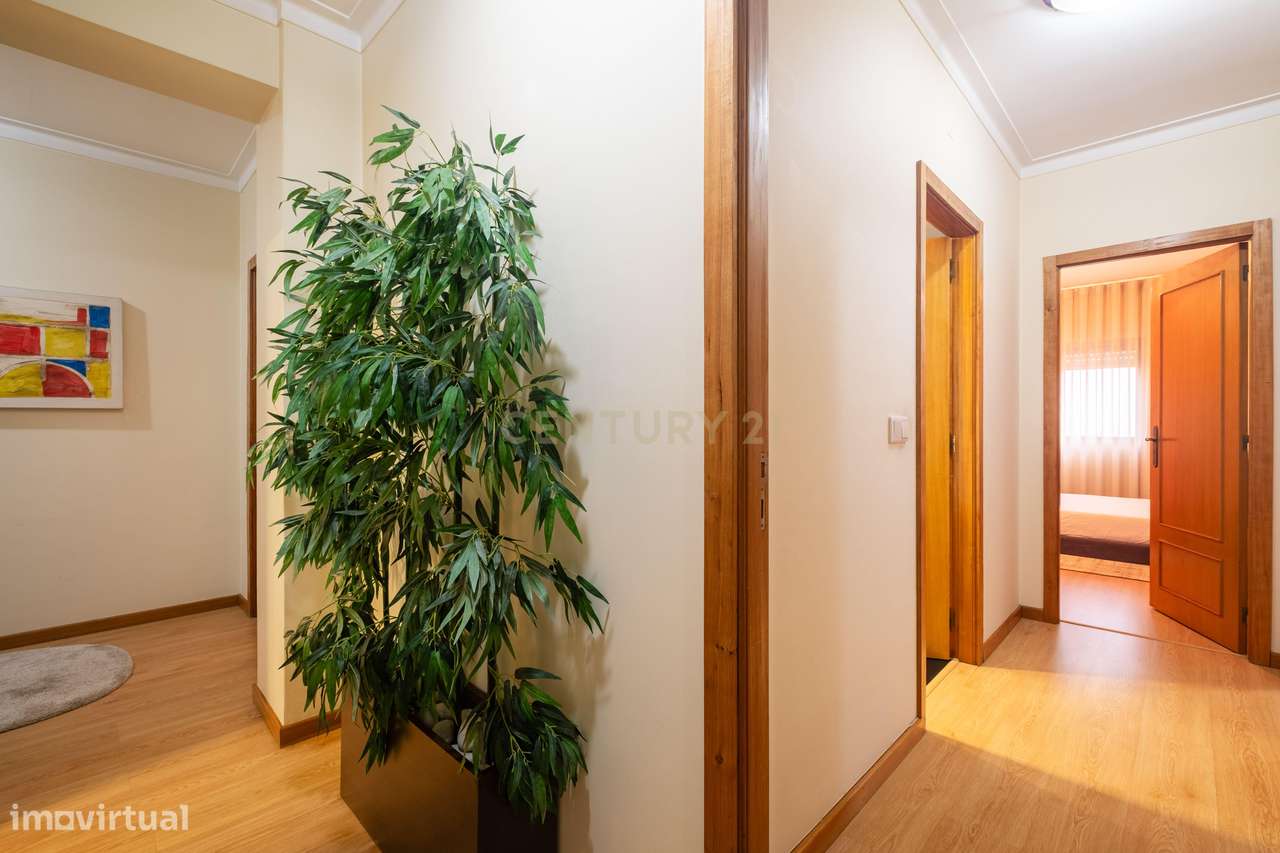 Apartamento T3 Renovado, com aquecimento central, varanda e lugar de g-3