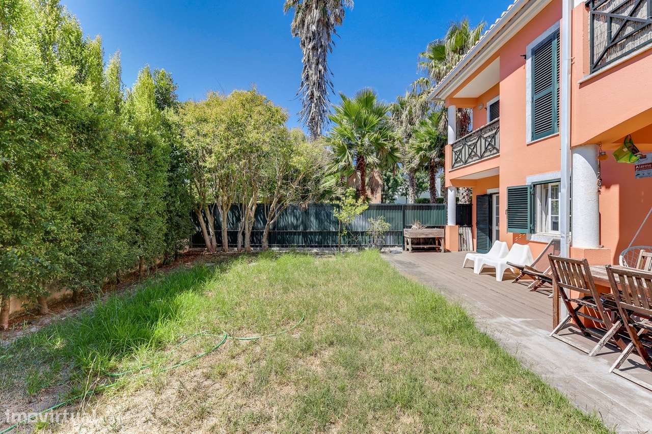 T3 com jardim privado, condomínio com piscina ,2 Estacionamentos + 1 a-26