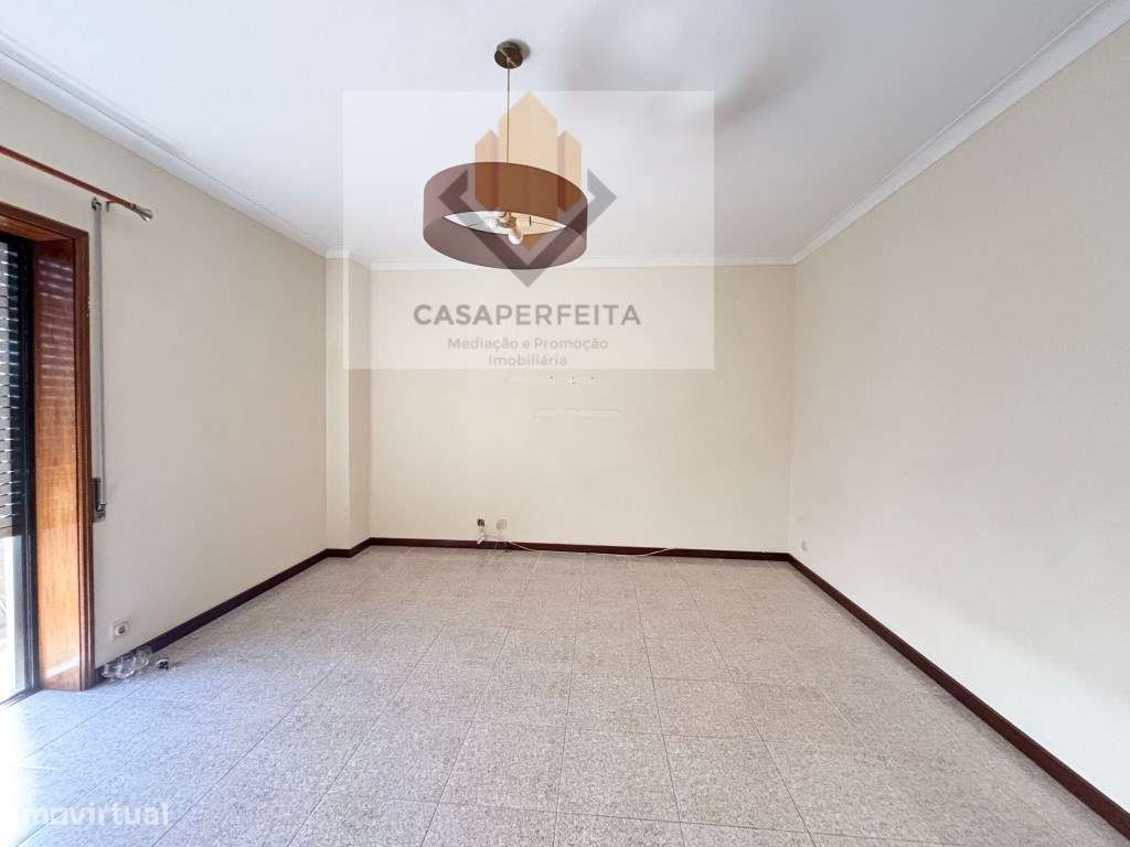 Apartamento T2 com Varanda Fechada e Lugar de Garagem - Junto ao El...-7
