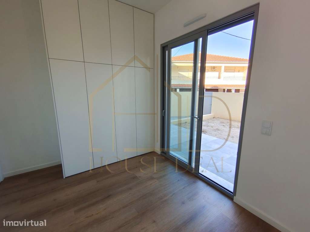MODERNO Apartamento T1 com Logradouro. Quinta do Conde-13