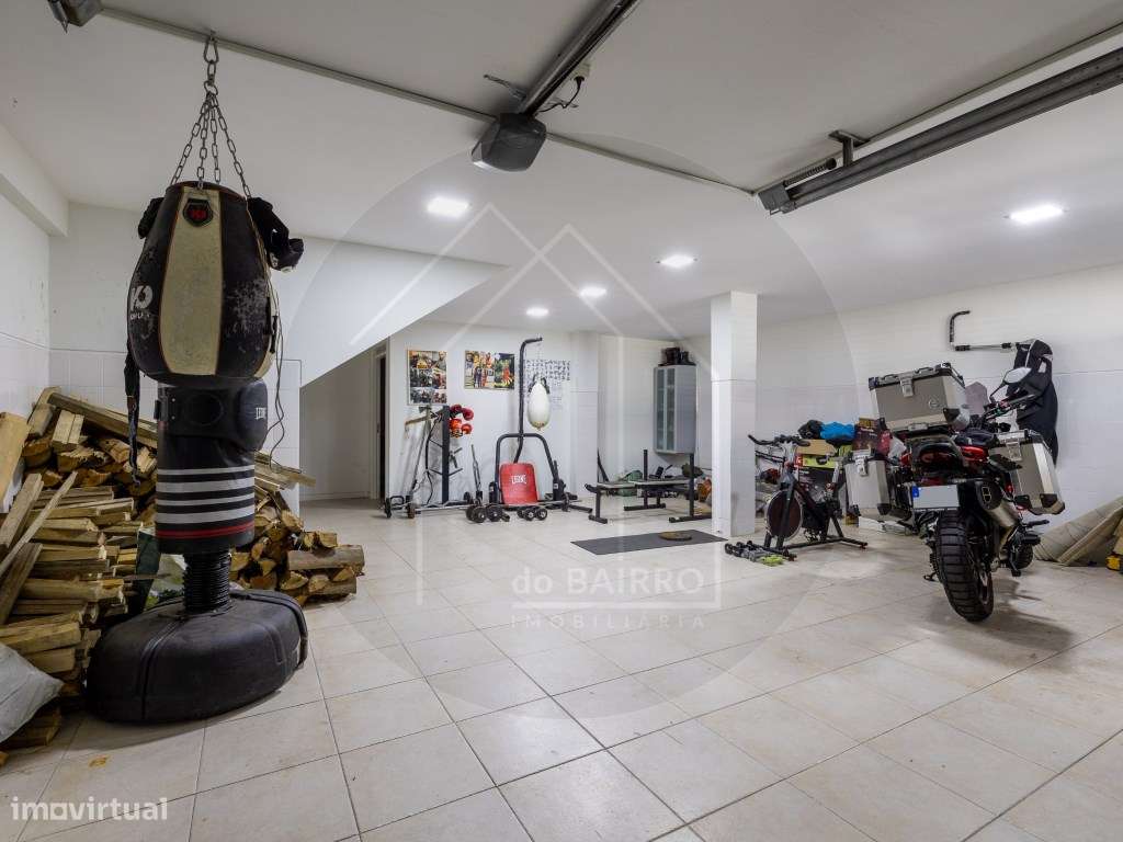 Moradia T4 Independente com Piscina, Ginásio e Garagem para 4 Carro...-32