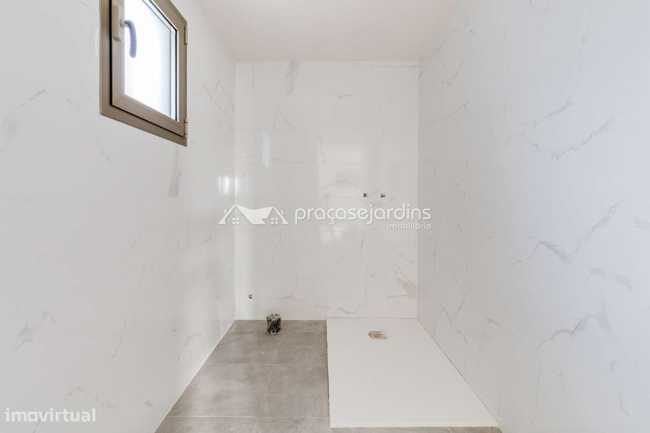 Moradia T3 com Garagem para 3 Viaturas a 5 Minutos de Leiria-35