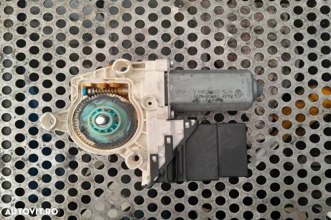 Motoras macara geam spate stanga 1K0959703F Volkswagen VW Passat B6 - 2