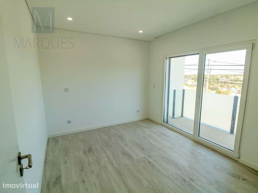 Moradia V2+2 com garagem em Vale de Milhaços - Corroios-11