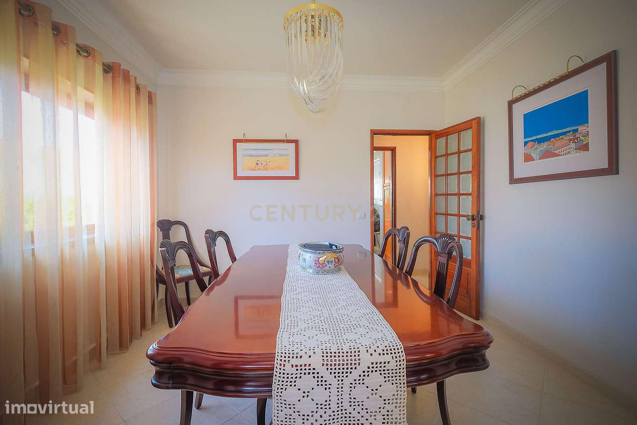 Moradia T5 em Carcavelos — Espaço, Conforto e Localização Privilegiada-11