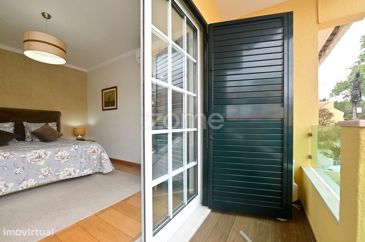Moradia T3 + 1 remodelada, na Aldeia de Juso (Bairro Chesol)-21