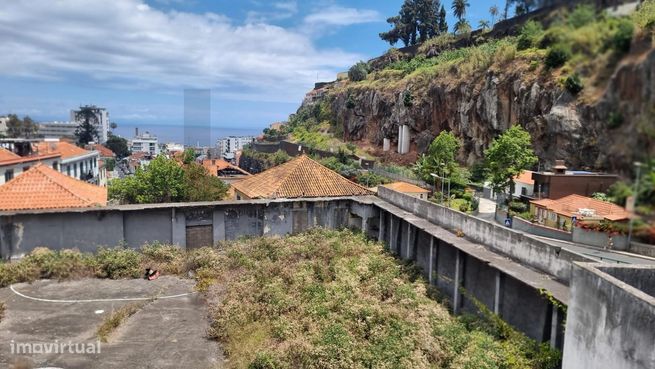 Prédio de grande volumetria no Funchal-5