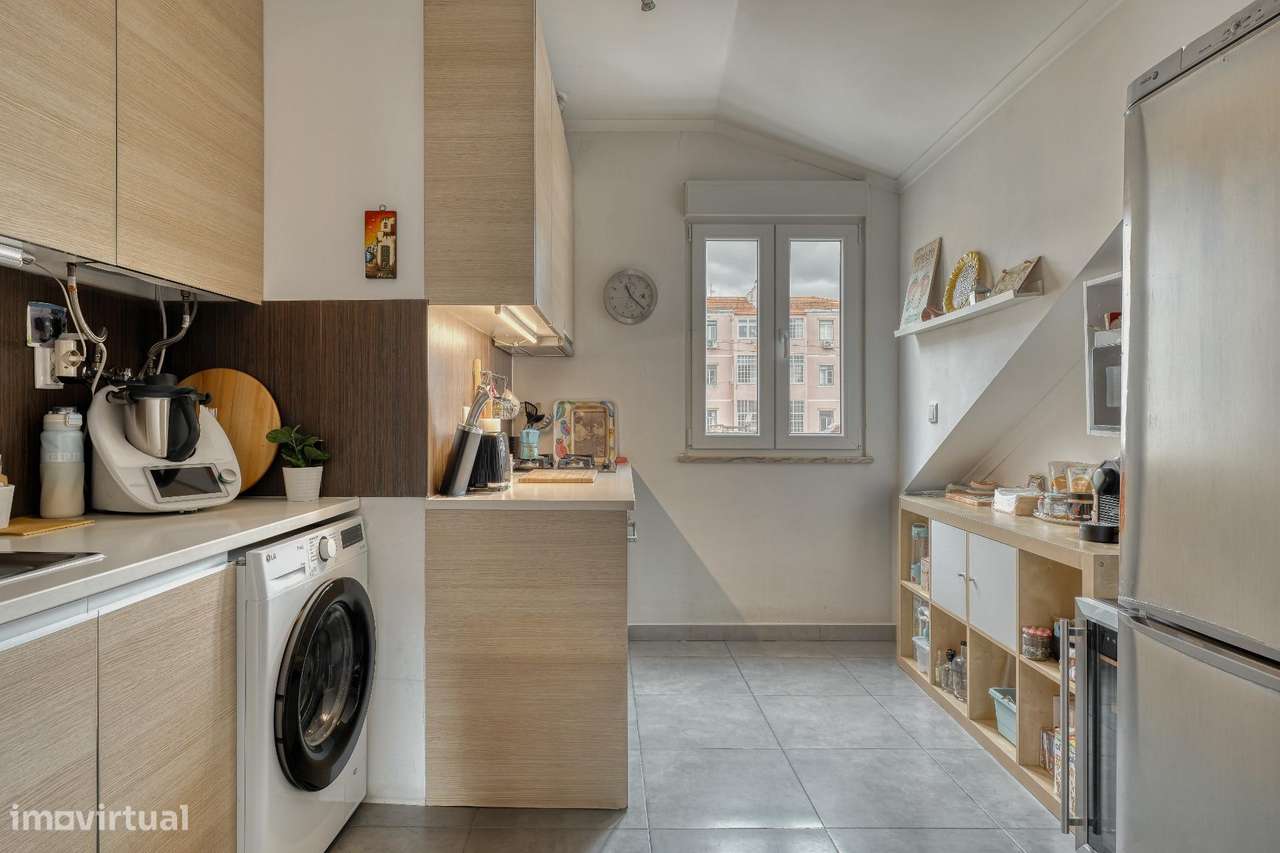 Apartamento T2 Renovado no Último Andar em Alcântara-11