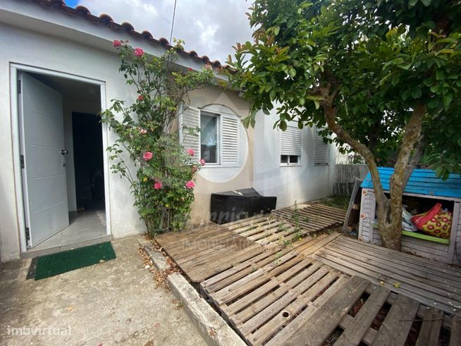Moradia T2 com sótão aproveitado no Bairro da CAR em Camarate, Loures-18
