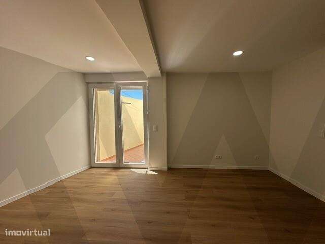 Apartamento T2 Completamente Remodelado - Centro Ericeira-9