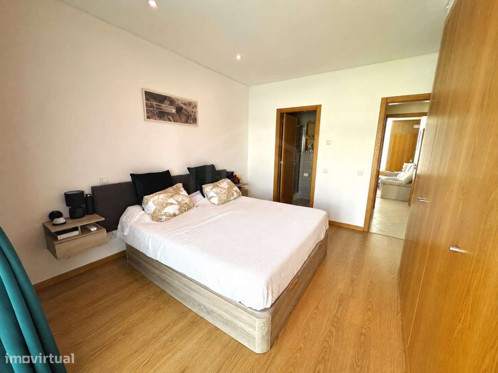 Apartamento T2 de arquitetura moderna inserido em condomínio com pi...-8