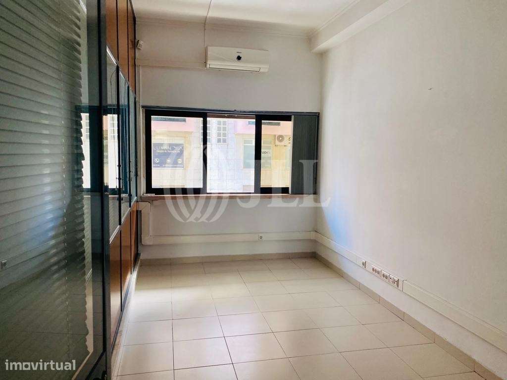 Loja com montra e duas frente no Prior Velho, Lisboa - Grande imagem: 4/10