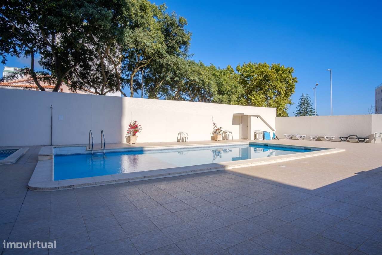 Apartamento T1 com garagem, totalmente remodelado, em condomínio com p-24