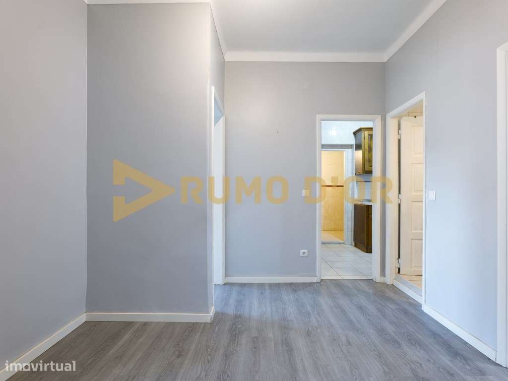 Andar de Moradia T2 com Logradouro e Lavandaria - Abrigada - Grande imagem: 5/25