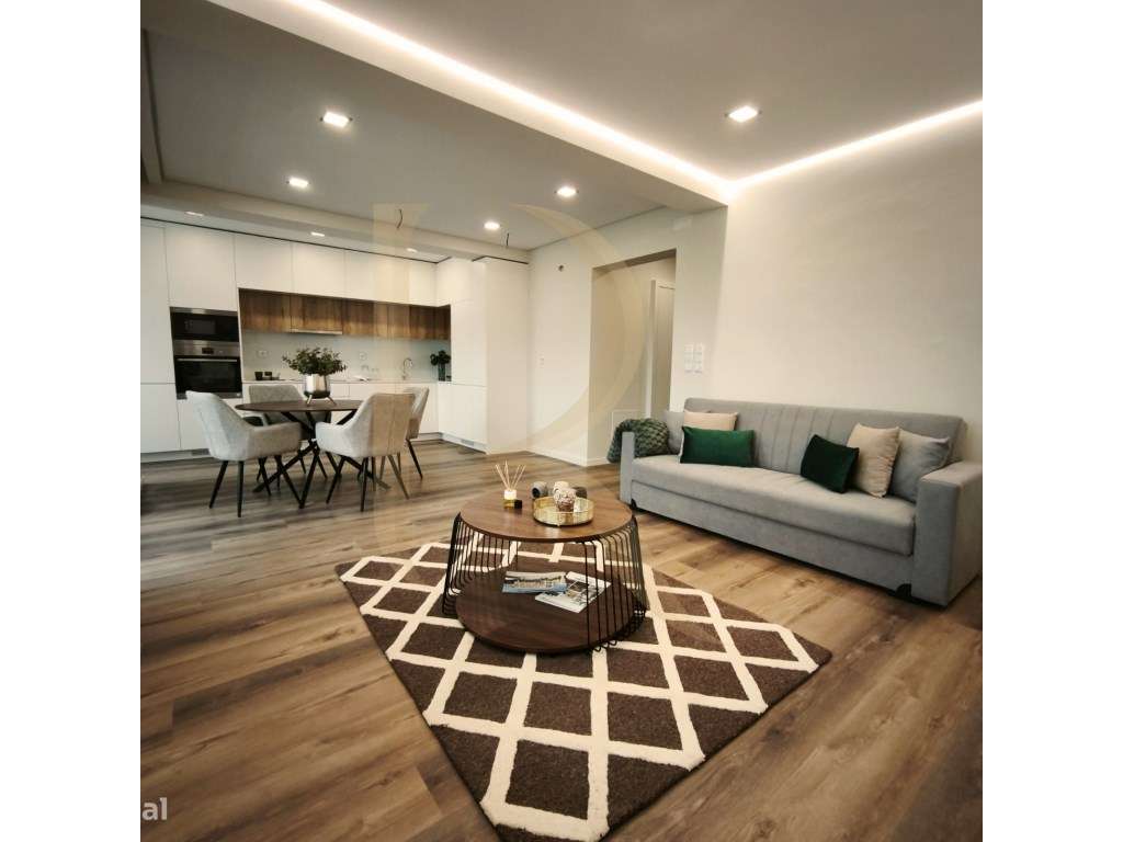 Apartamento T3 Em Remodelacao Total Com Elevador E Varanda Em Benfica