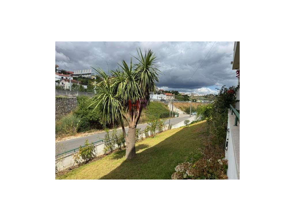 Vende-se Moradia Isolada M4+1 com garagem e jardim.-45