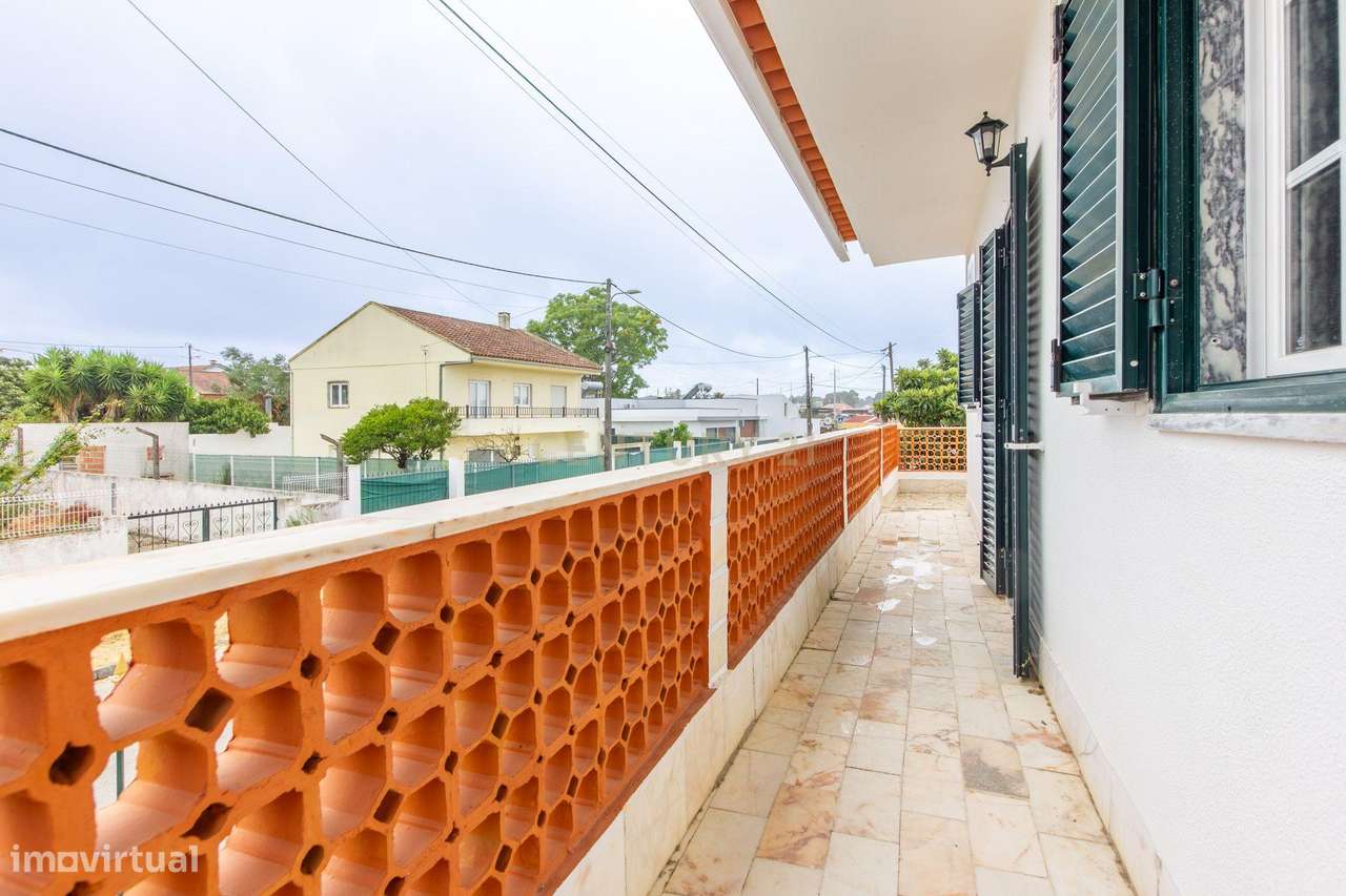 MORADIA BIFAMILIAR T2 + T2 COM GARAGEM E AMPLO ESPAÇO EXTERIOR.-30