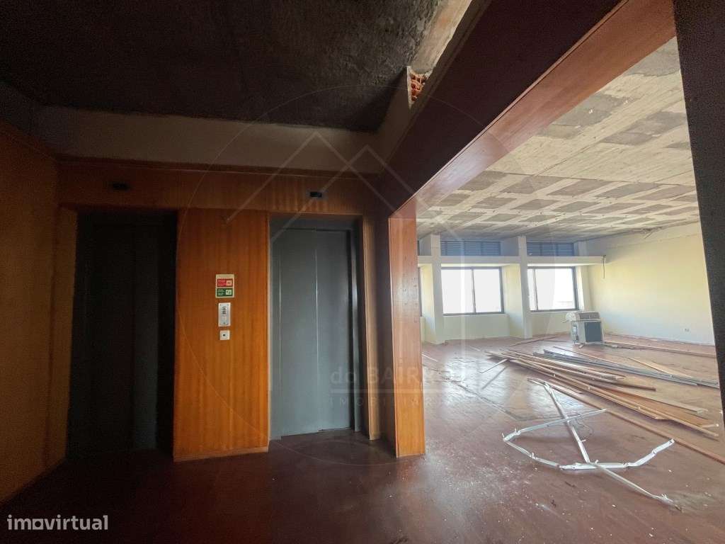 Prédio Urbano no Centro da Maia Potencial para Serviços ou Habitação-7