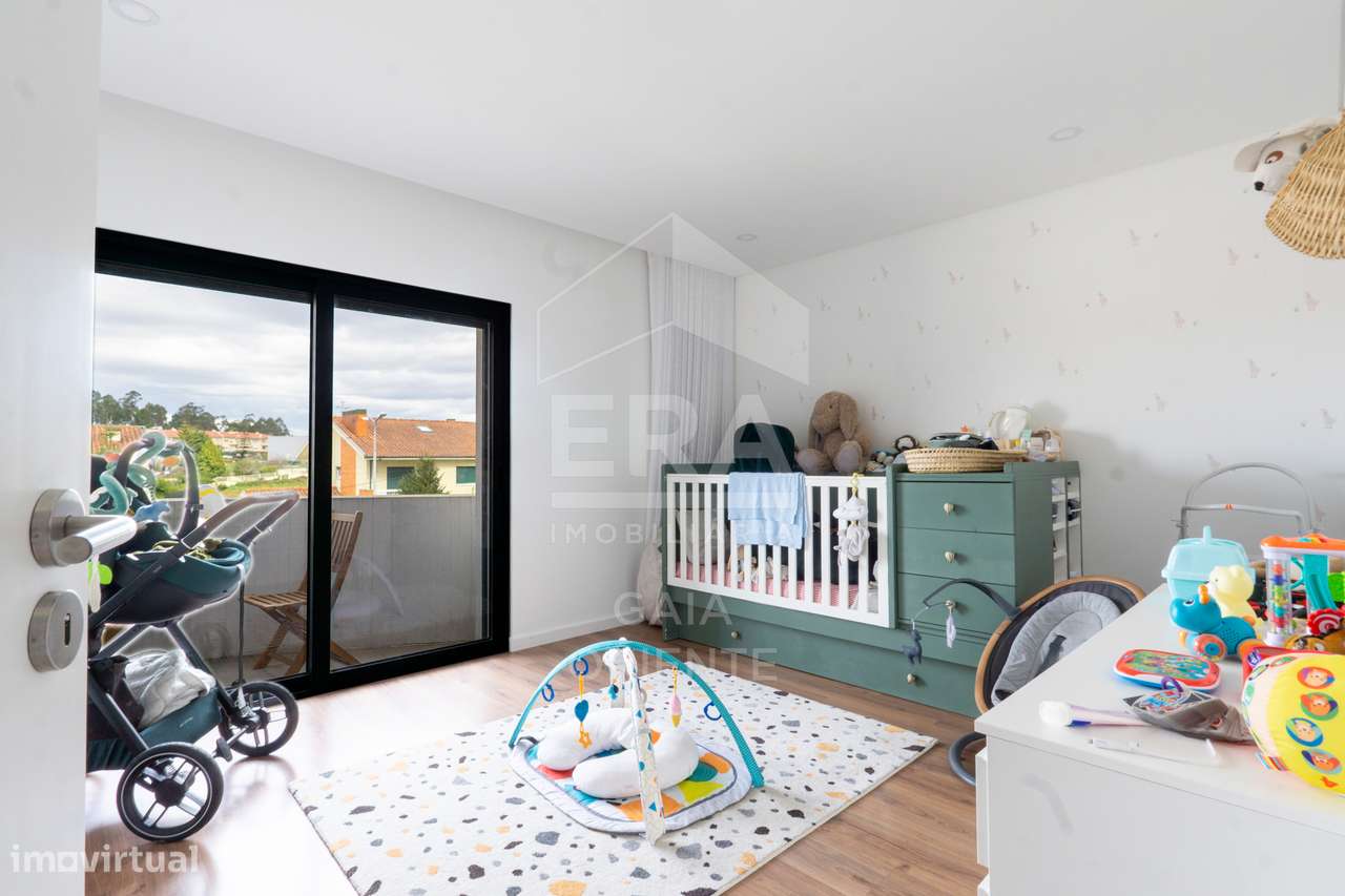 Apartamento T2 moderno com garagem em Grijó-20