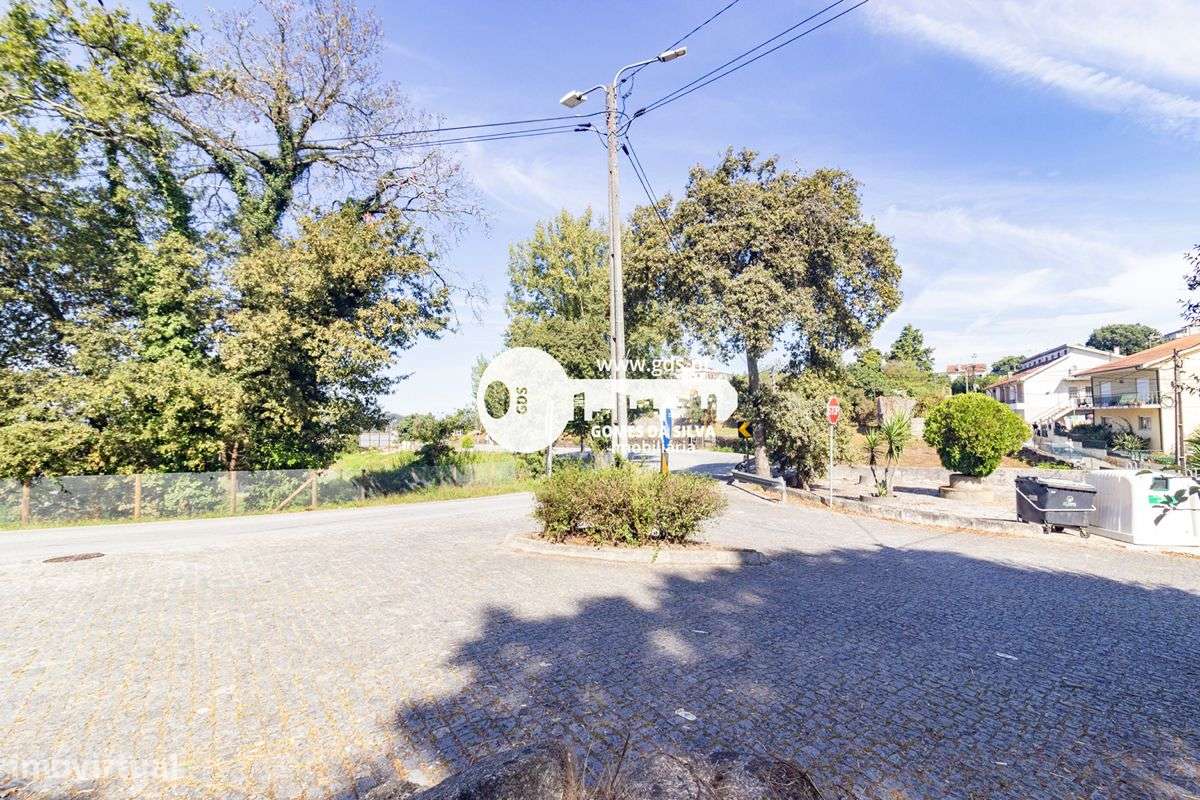 Moradia tri-familiar em ruína com afetação de comércio e habitação-21