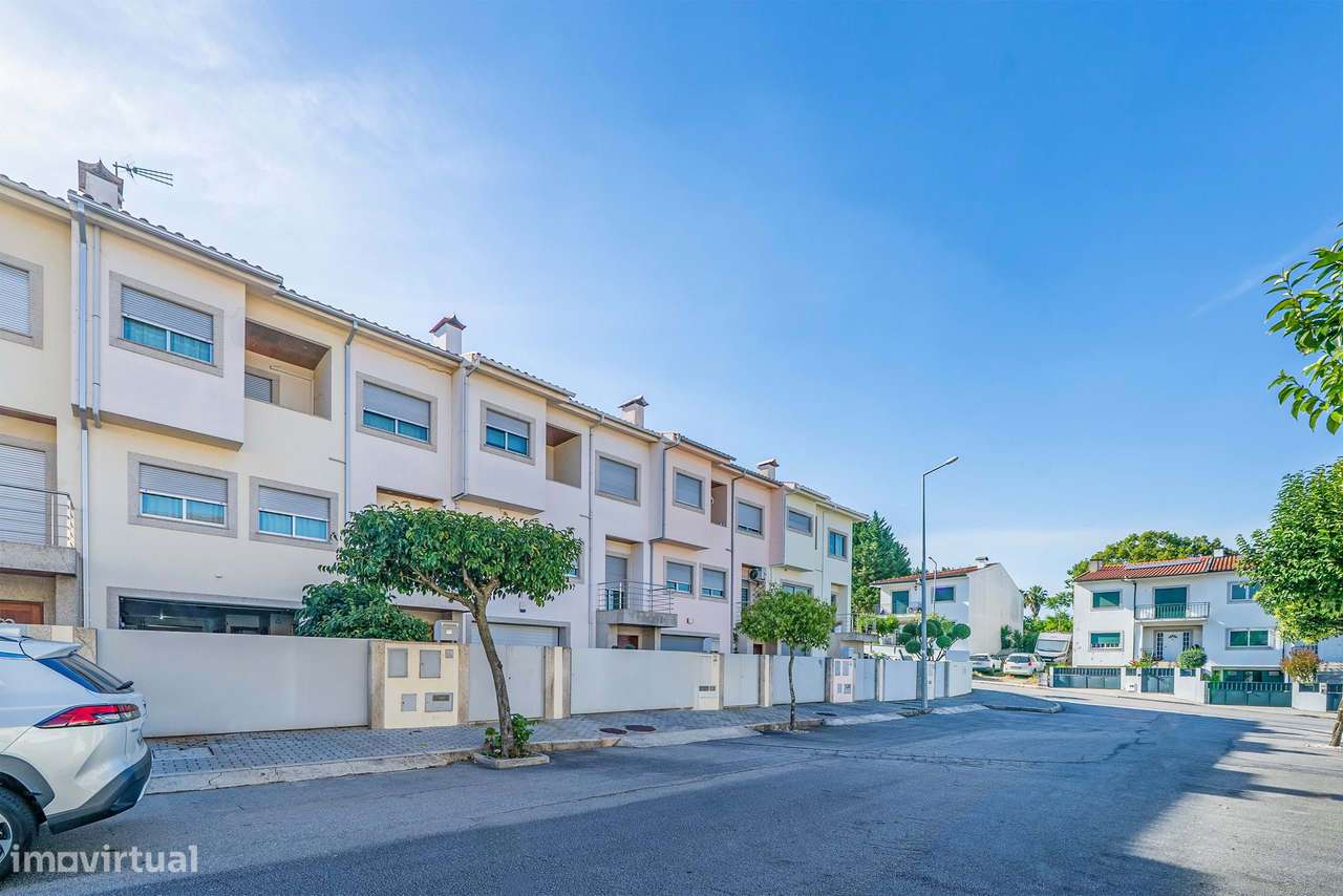 Moradia T4 de Gaveto em Palmeira, Braga-48