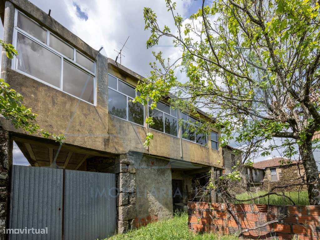 Conjunto de moradias em pedra com terreno no centro de São Vicente ...-10