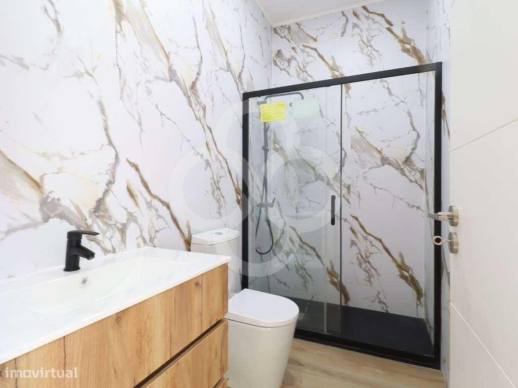 Apartamento T2 renovado totalmente com muita luz natural nos Anjos ...-6