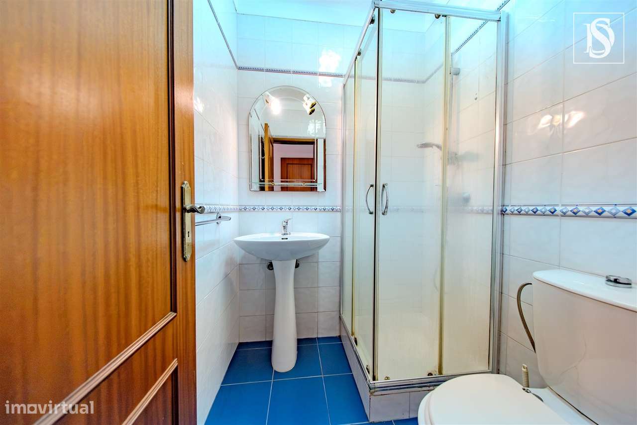 Apartamento T4 c/ Garagem-23