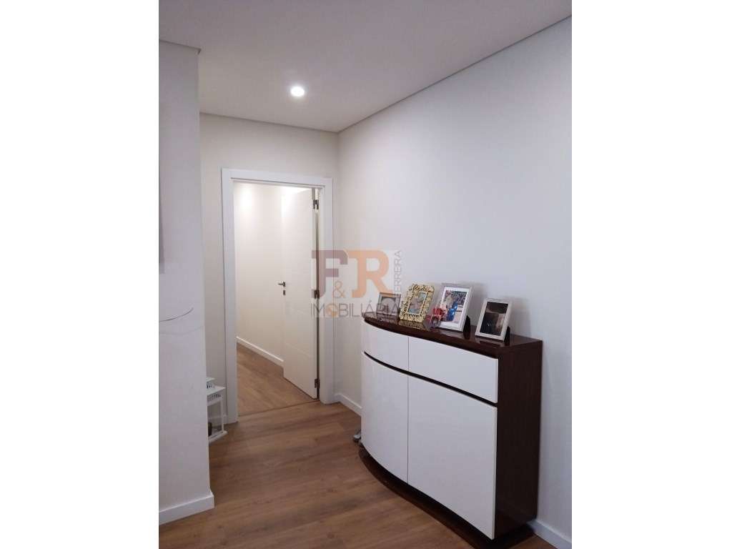 Excelente !!Apartamento T2 Semi- Novo com Varanda e Garagem-6