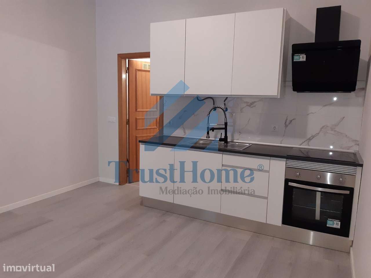 Loja transformada em t1 em Belas Sintra - Grande imagem: 3/23