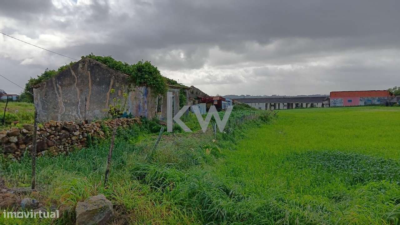 Venda de terreno urbano com 800m2 e 3 ruínas no centro da vila da La - Grande imagem: 4/18