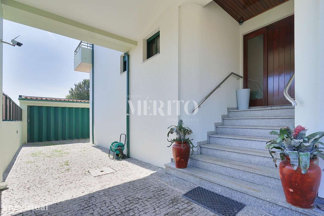 Moradia T4 Renovada com Amplas Áreas e Excelente Luminosidade - Grande imagem: 3/24