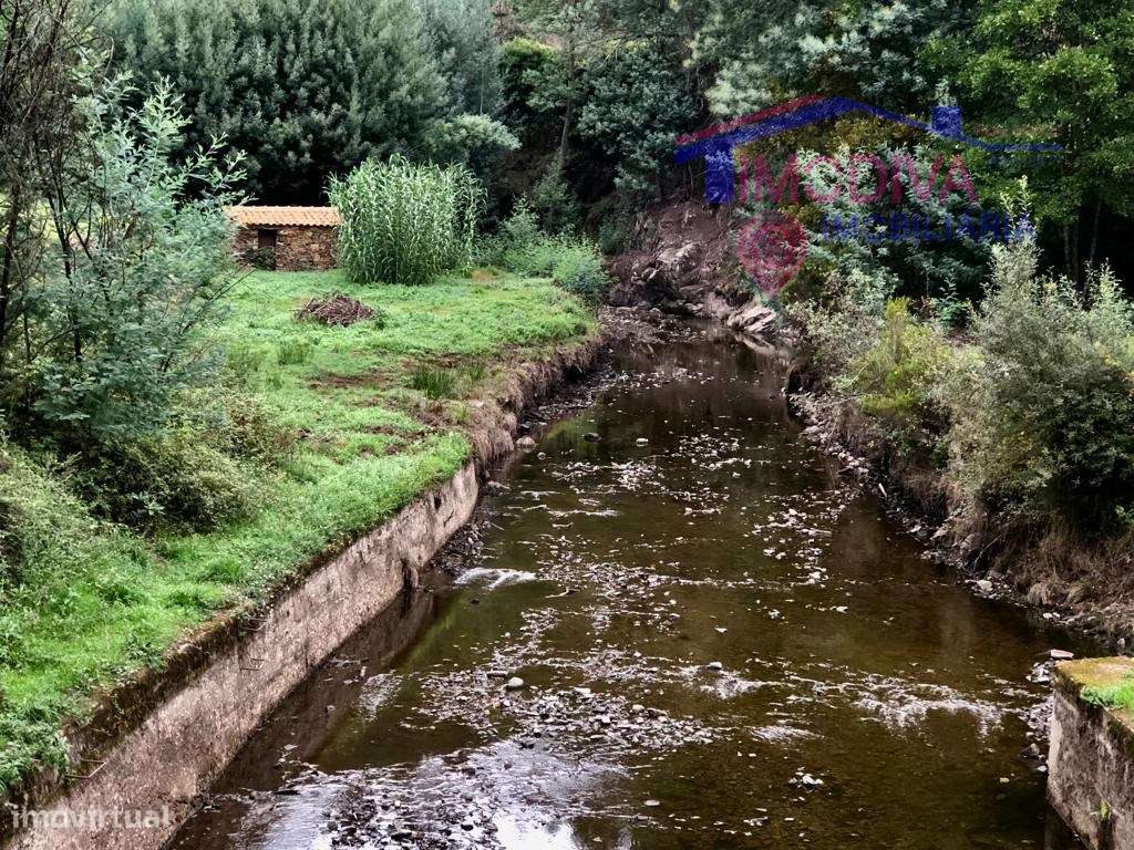 Terreno em socalcos com 700 m2 e anexo, a confinar com ribeira de Mega - Grande imagem: 4/10