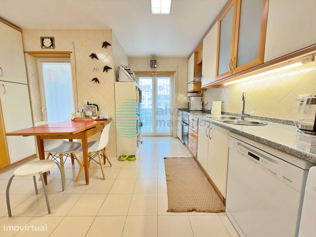 Apartamento T5, com 3 varandas, 2 lugares de estacionamento e Arrec...-10