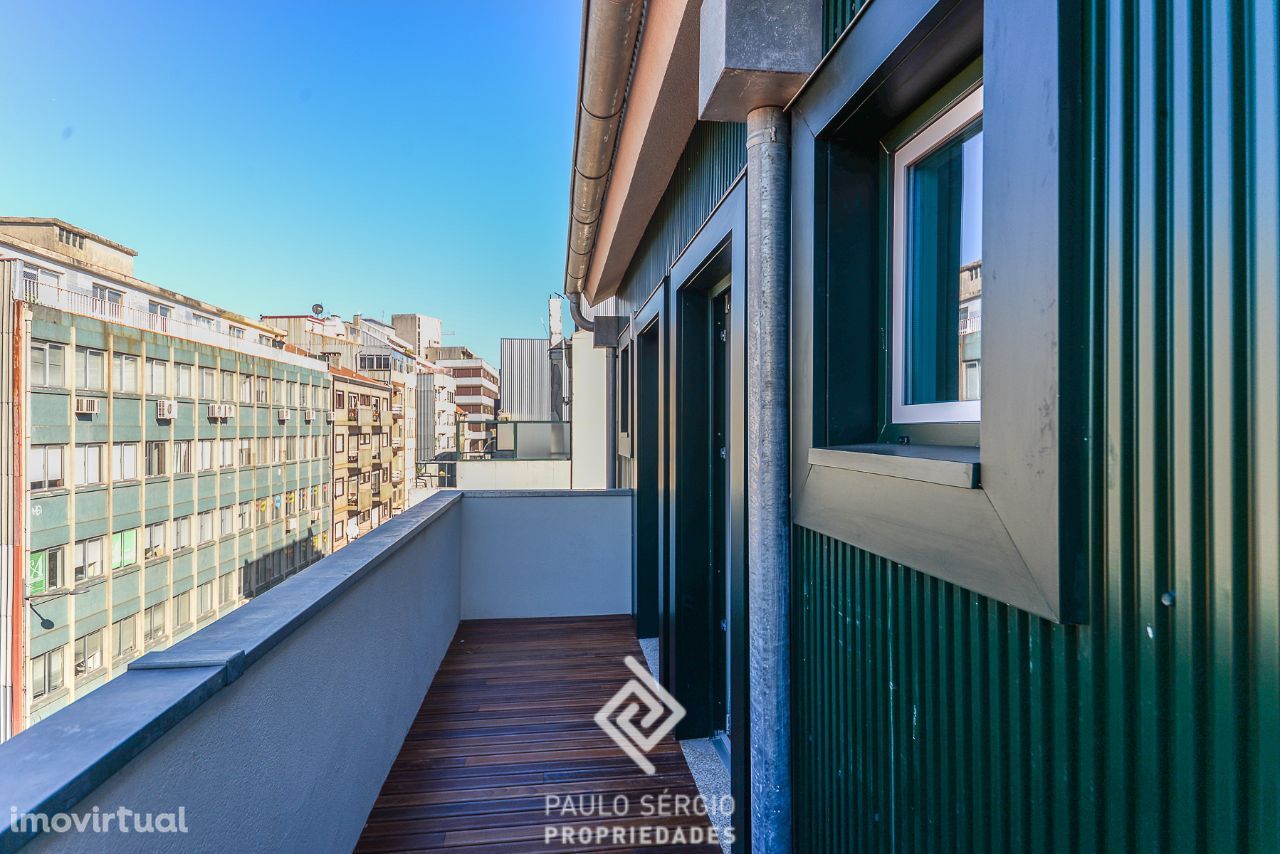 Apartamento T0 localizado na Rua de Santa de Catarina, Porto