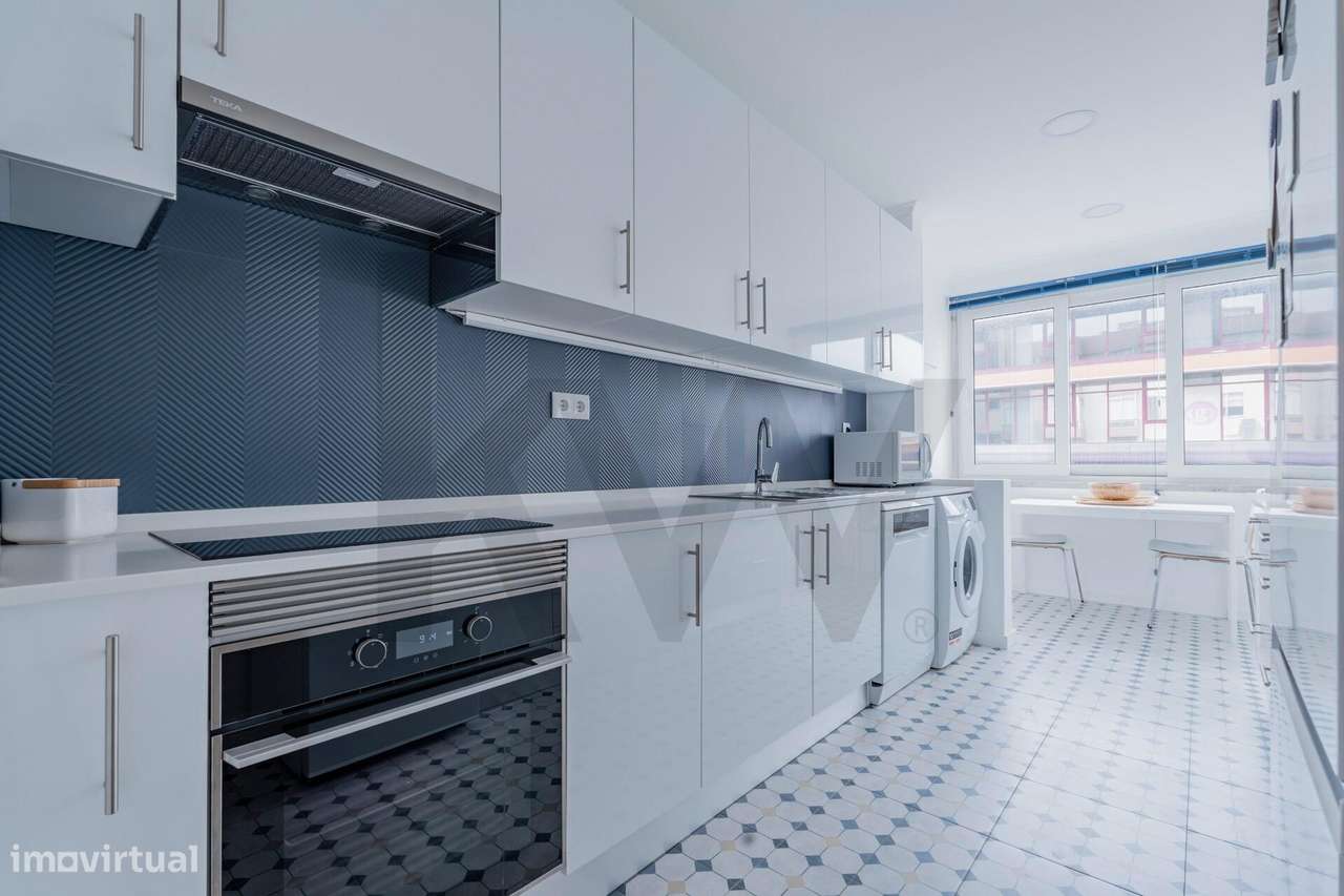 Apartamento T2 na Av. Dr. Francisco Sá Carneiro - Moinho das Antas - O-5