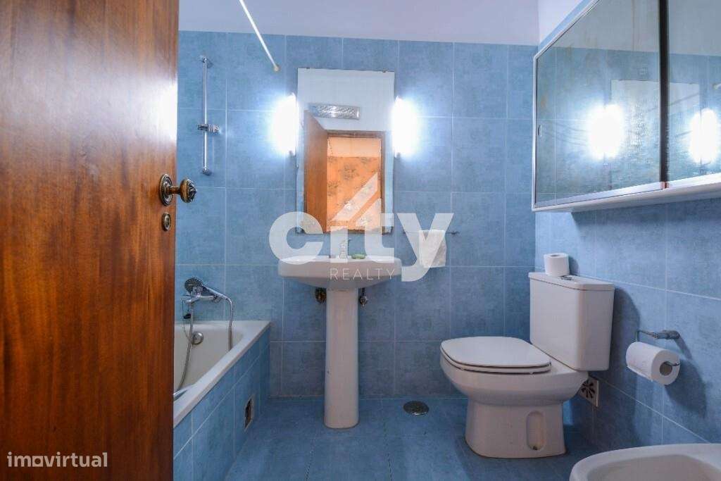 Apartamento T3 para remodelar situado na prestigiada Urbanização da Po-19