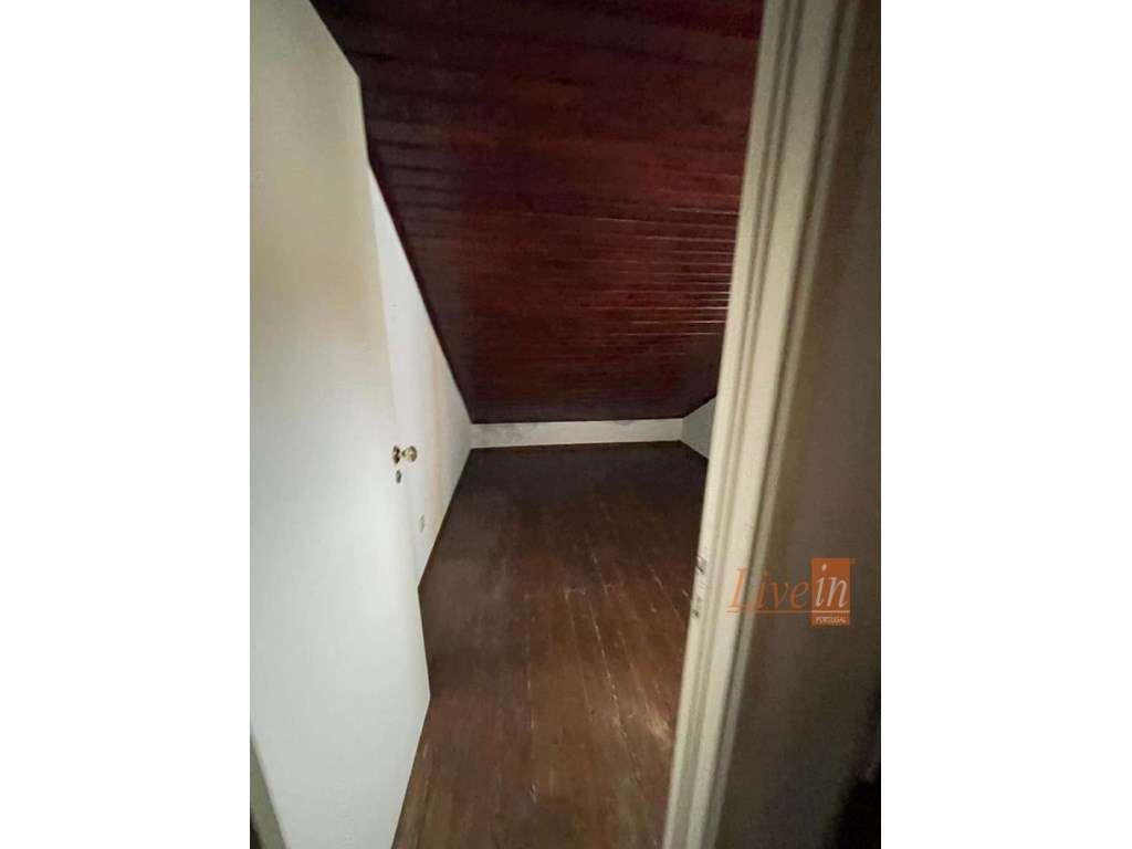 Moradia T1 para Reabilitação em Alcântara - Grande imagem: 5/13