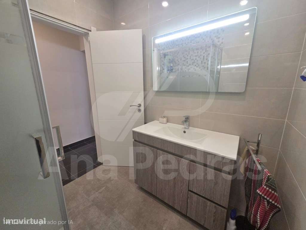 Moradia Bi-Familiar Totalmente Remodelada com Logradouro e Elevado ...-16
