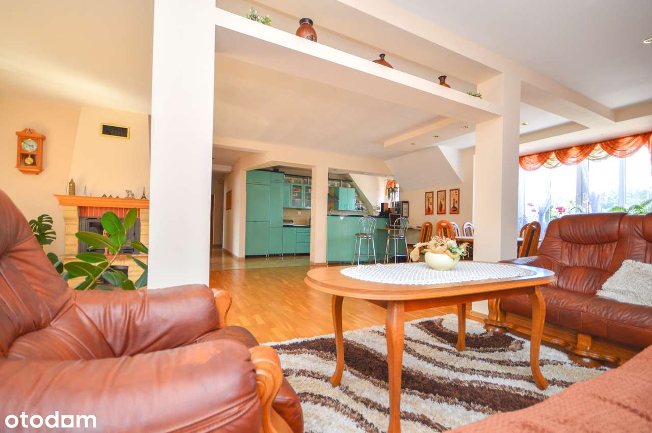 Budynek usługowo-mieszkalny przy głównej drodze krajowej nr 44-4