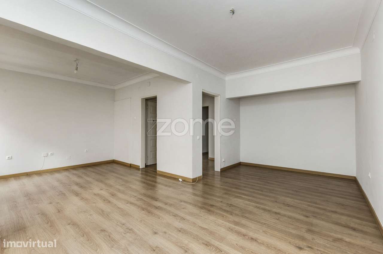 T1 Junto ao Metro da Alameda - Grande imagem: 4/23