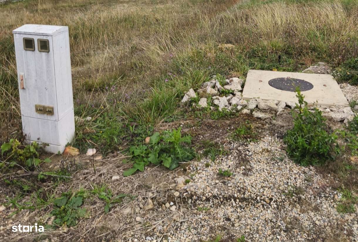 Teren racordat la rețeaua de apă și energie electrica-0