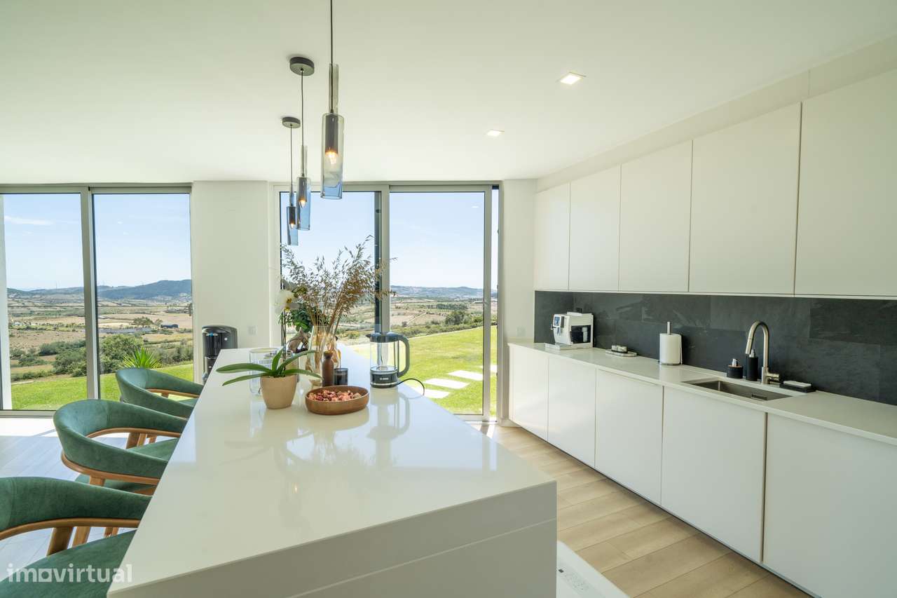 Moradia independente à venda na Estrada Velha da Avessada, 2665-33