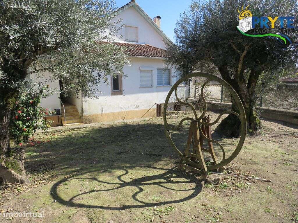 Moradia de tipologia T4 situada em Figueiró dos Vinhos-11