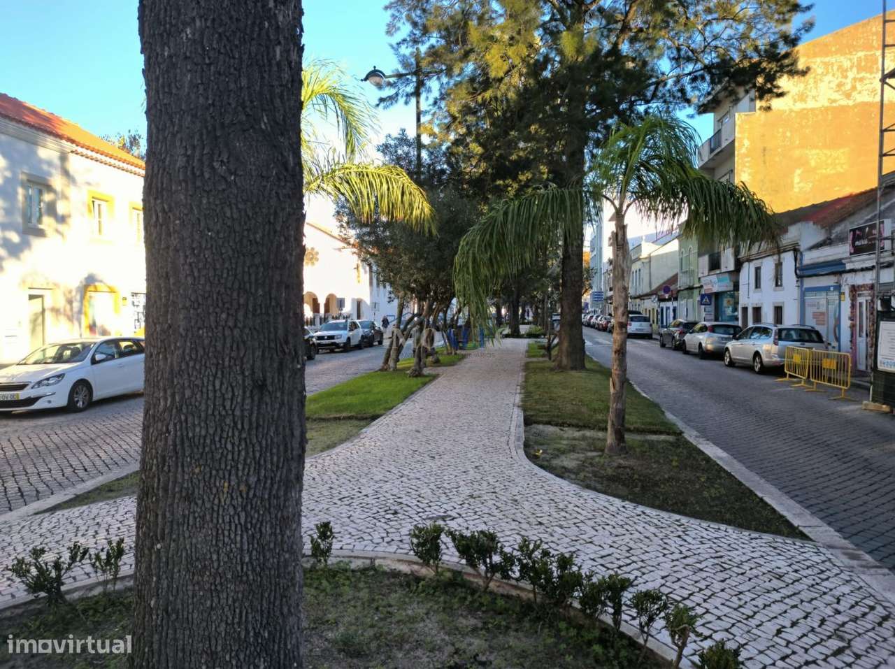 Prédio com quintal no centro do Montijo, junto a transportes-18