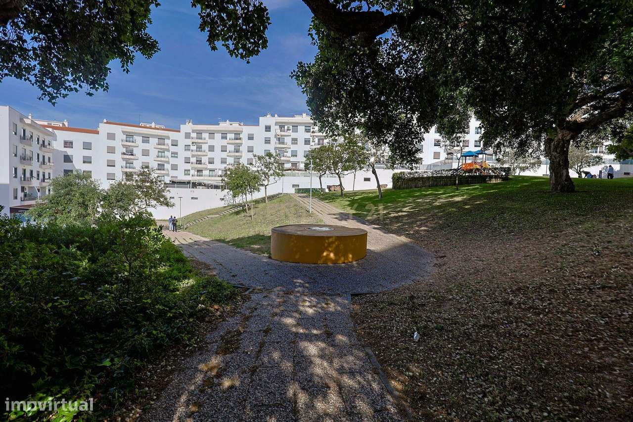 Apartamento T2 com Garagem, no Parque Luso em Corroios.-43